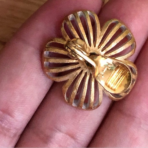 Vintage Daisy Clip On Earrings - Picture 2 of 3